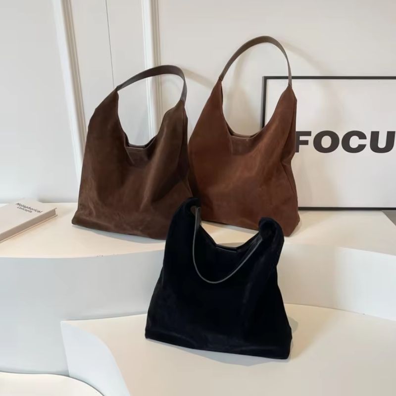 Bolsa Feminina de Ombro Tipo Saco em Suede Sintético Estilo Camurça Ayla