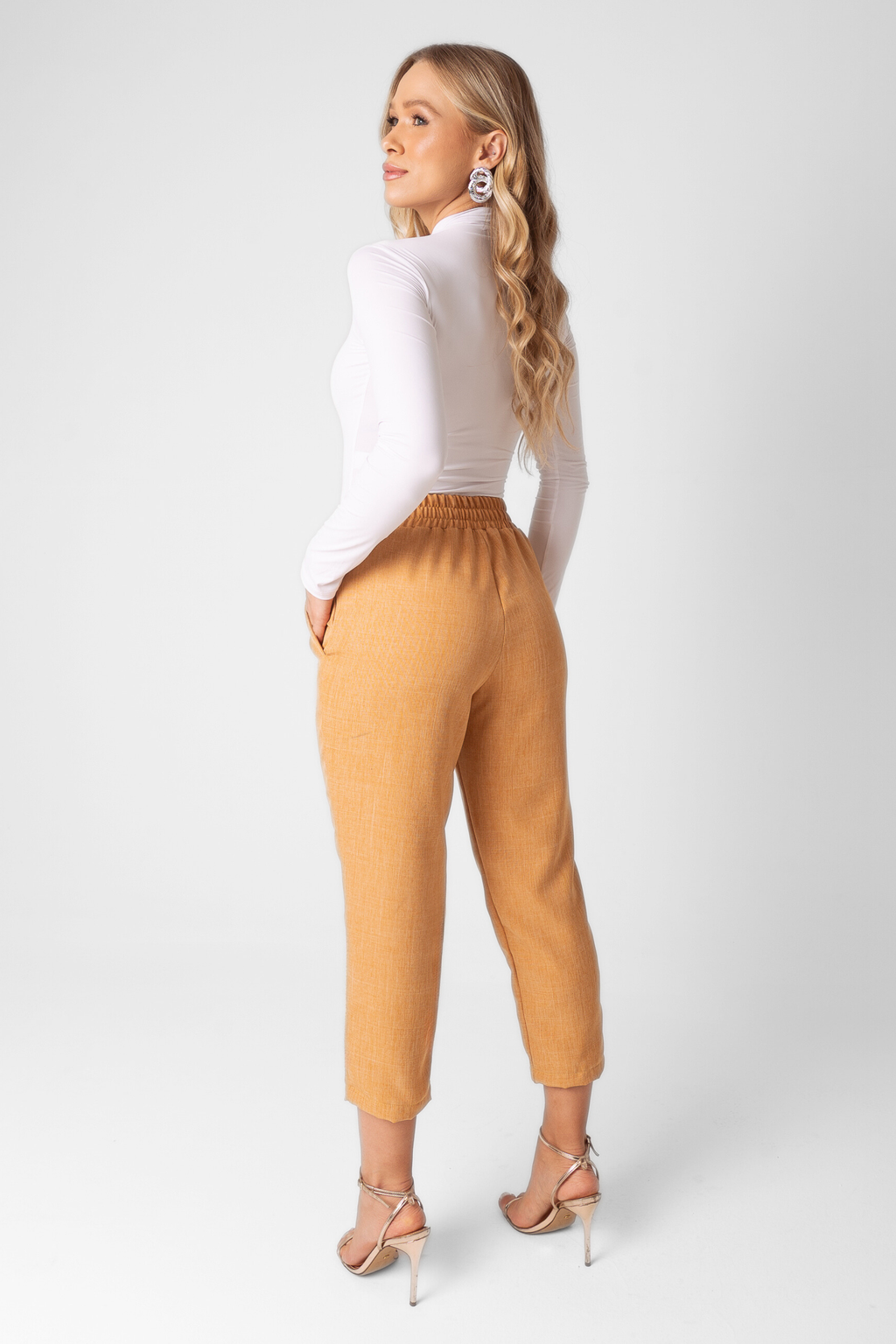 Calça Carrot Capri
