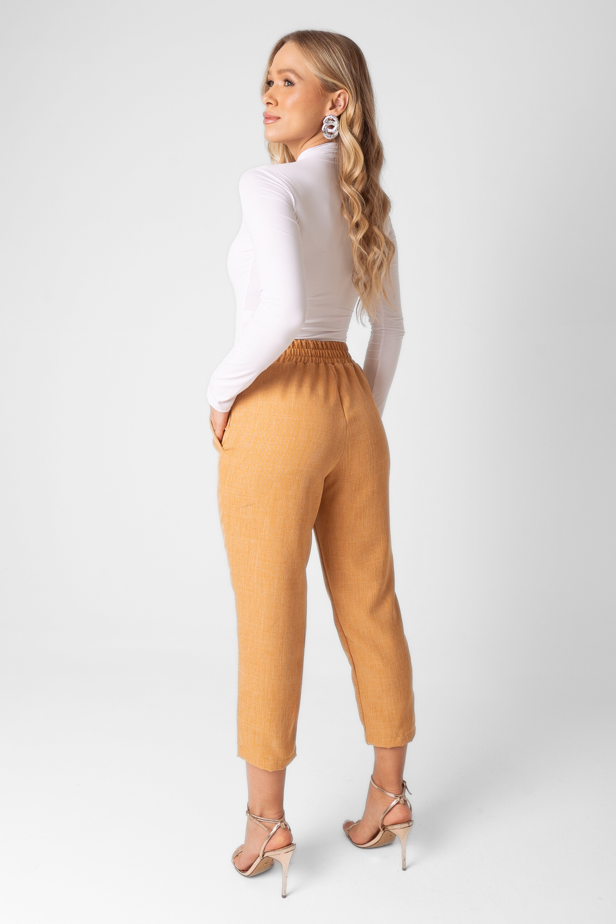 Calça Carrot Capri
