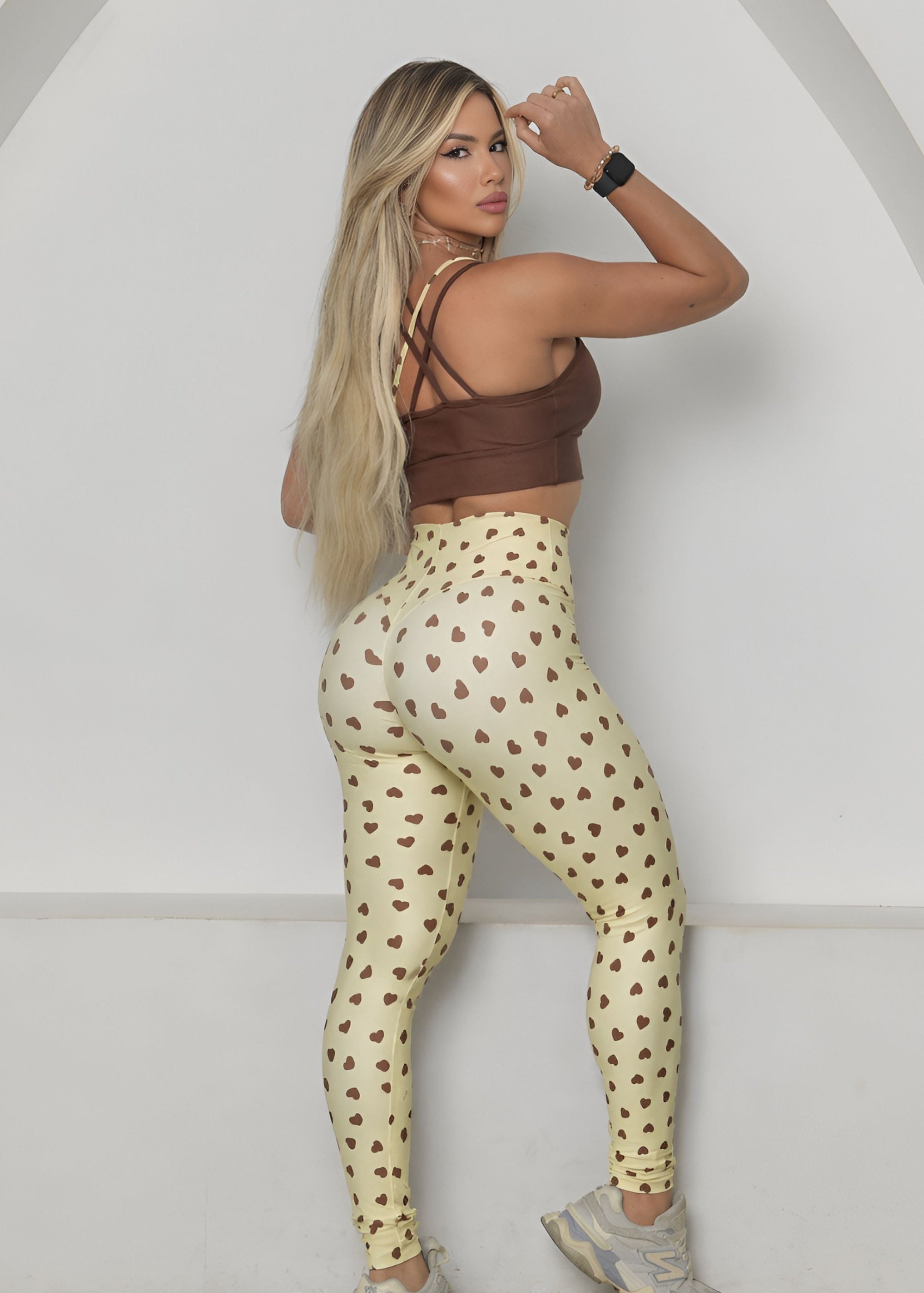 Conjunto Fitness Top Bojo Duplo Marrom e Legging Coração